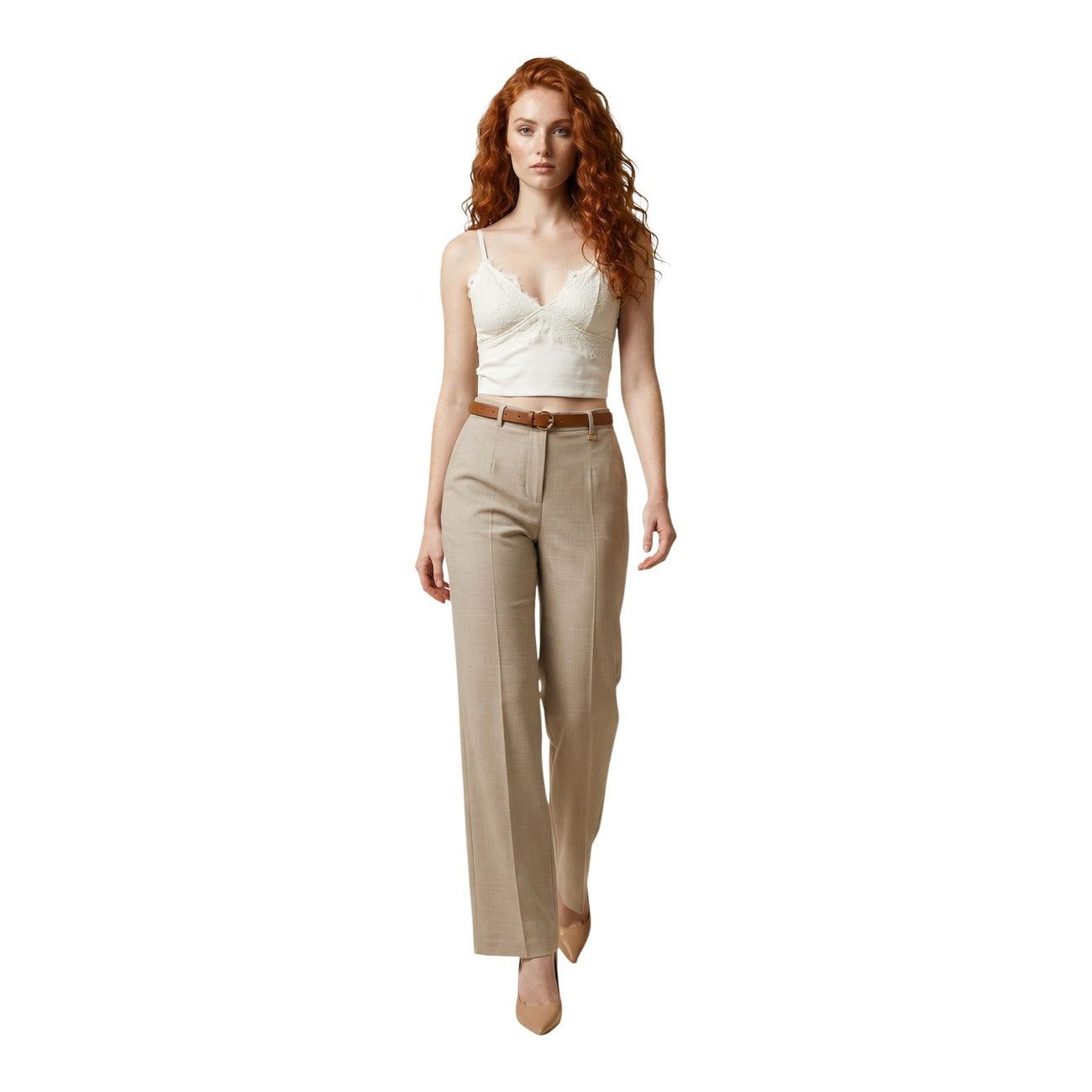 Artigli Cropped Pant ACPA004841; 100% poliestere, piega centrale, cintura con fibbia metallica inclusa. Il pantalone sartoriale moderno e versatile. Colore beige vista frontale Figura intera 