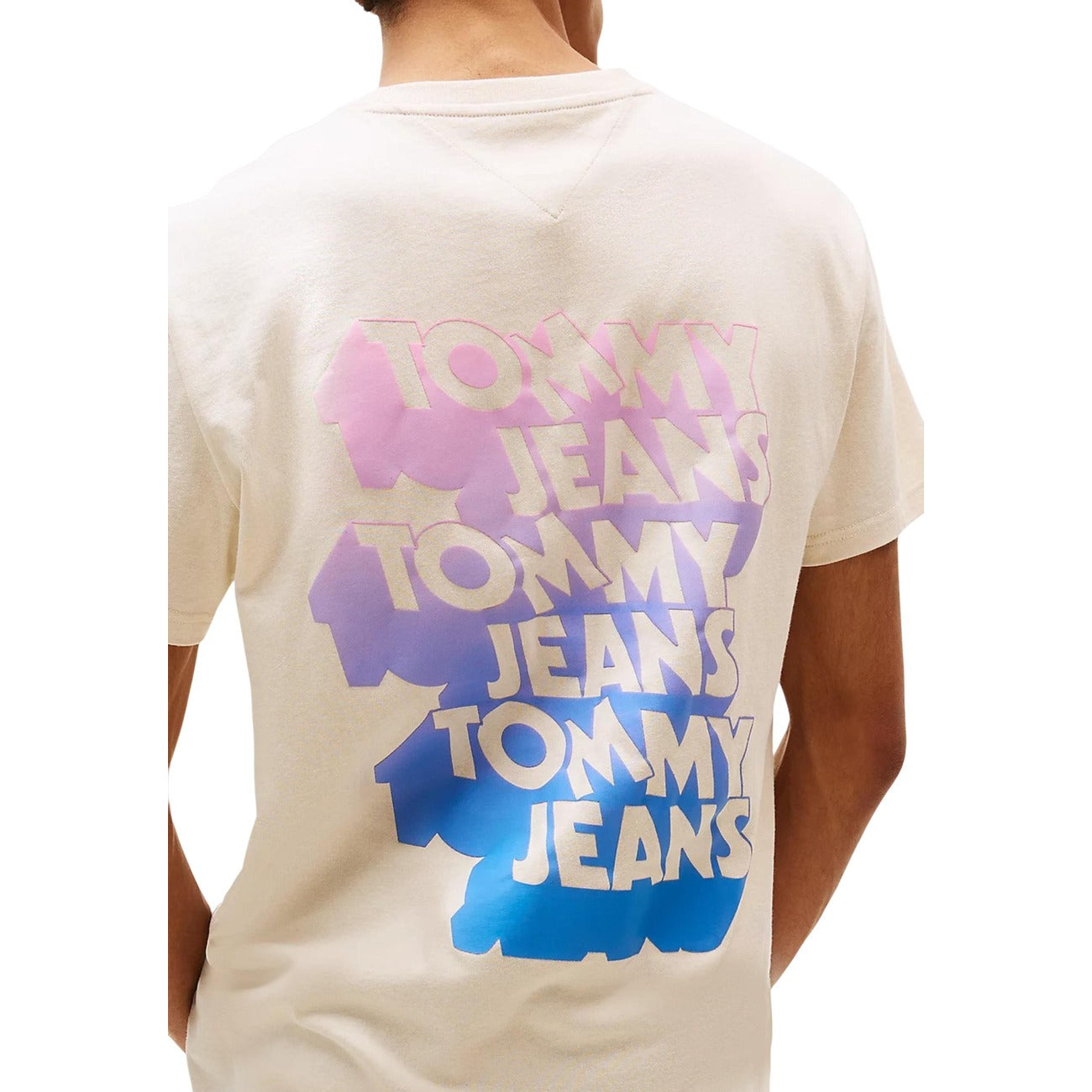 T-shirt Tommy Hilfiger Jeans Beige; 100% Cotone Organico. Grafica New York City stampata, vestibilità regular, scollo tondo. Capo iconico della collezione Primavera/Estate, stile preppy americano. Vista posteriore 