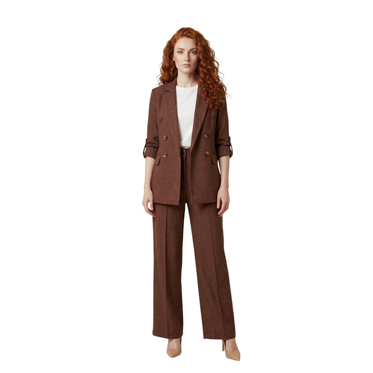 Artigli Blazer Baciata; giacca marrone doppiopetto con 4 bottoni e rever. Stile formale contemporaneo, tessuto resistente e dettagli sartoriali. Vista Figura intera 