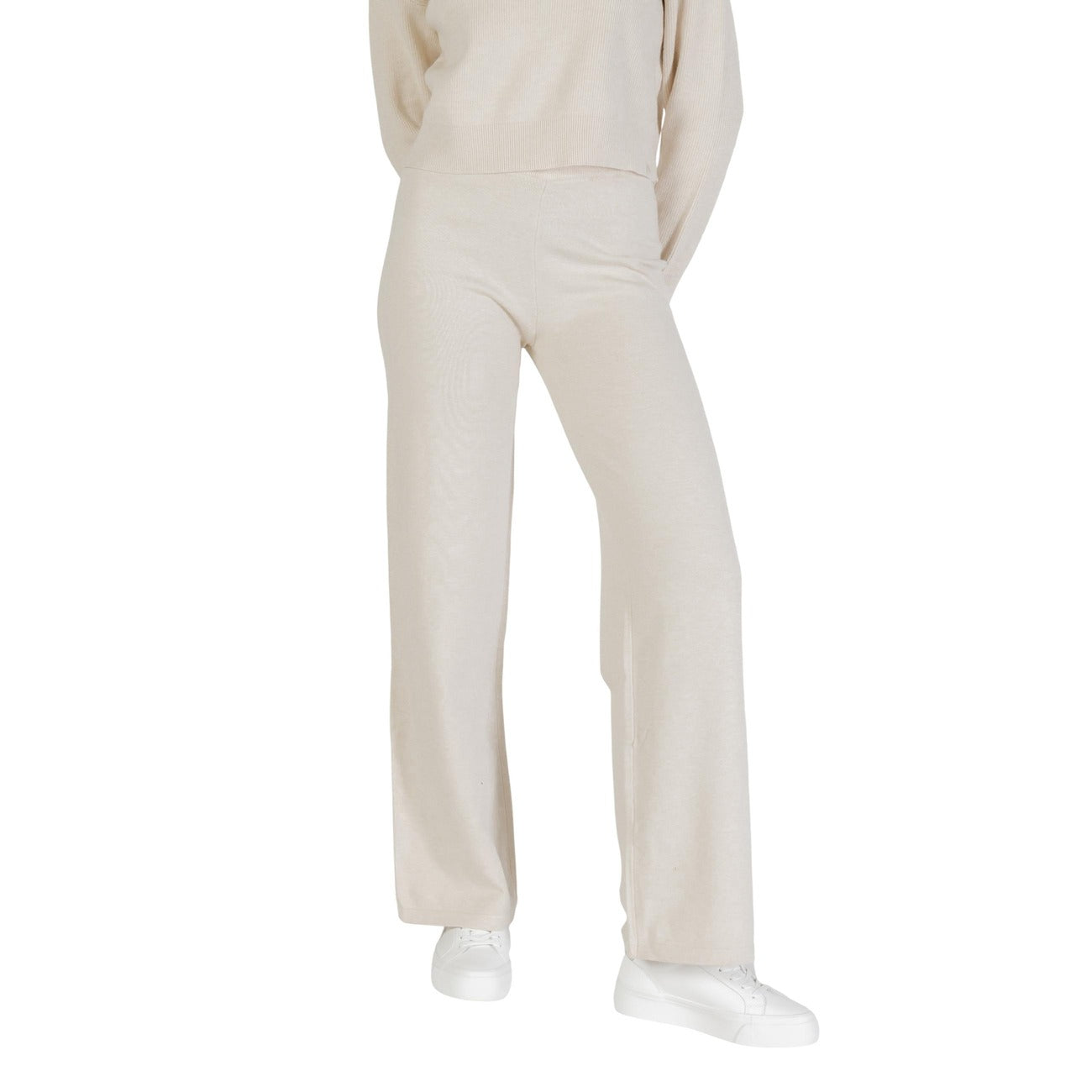 Pantaloni Palazzo Beige Choral; Made in Italy. Gamba larga, tessuto in viscosa premium, vestibilità fluida e slanciata. L'essenziale raffinato per l'ufficio e il tempo libero. Vista frontale 