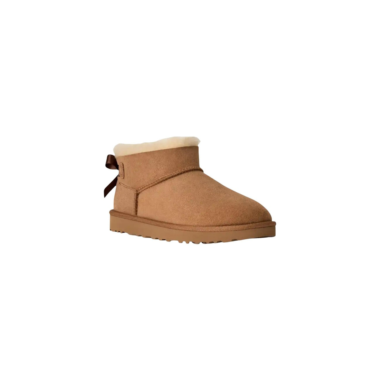 UGG Ultra Mini Bailey Bow donna Chestnut 1185491. Stivaletti bassi in pelle scamosciata beige foderati in caldo montone con fiocco in raso posteriore, suola leggera in EVA e trattamento idrorepellente.