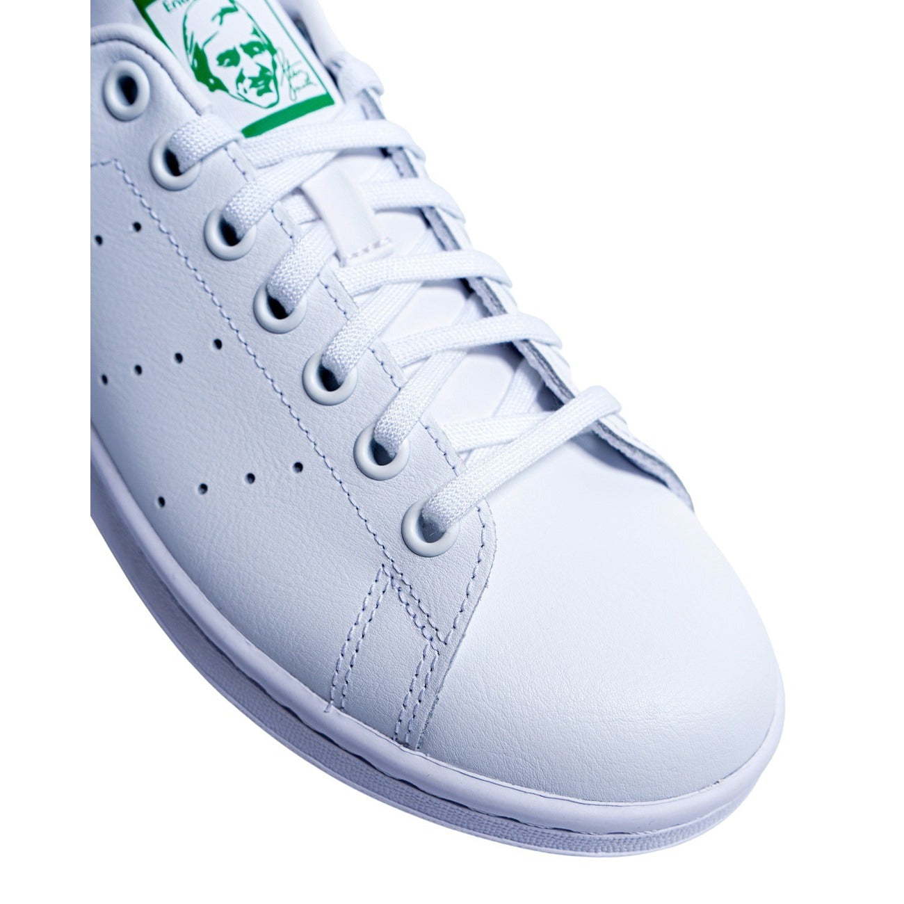 Sneaker adidas Stan Smith; 100% Pelle. Colore White/Green, soletta OrthoLite®, calzata regolare. Scarpa tennis iconica, minimalista e traspirante per la PE26. Vista frontale 