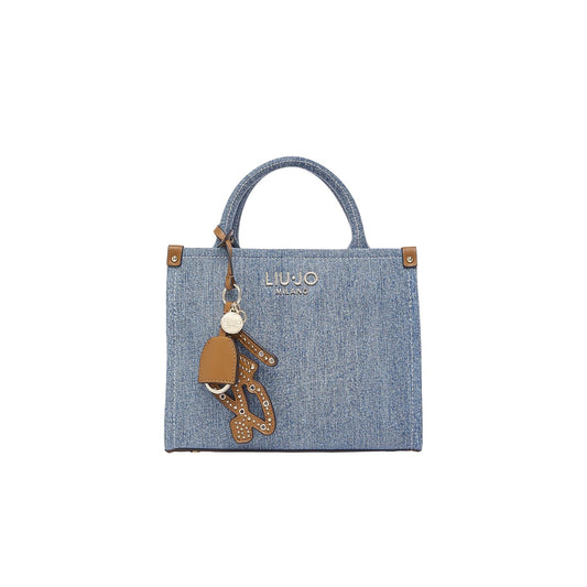 Borsa Liu Jo Denim Azzurro; 100% Cotone. Chiusura con zip, scomparto centrale, charms removibili e tracolla inclusa. Dimensioni 25x21x11 cm. Zainetto a mano piccolo, stile Primavera/Estate. Vista frontale 