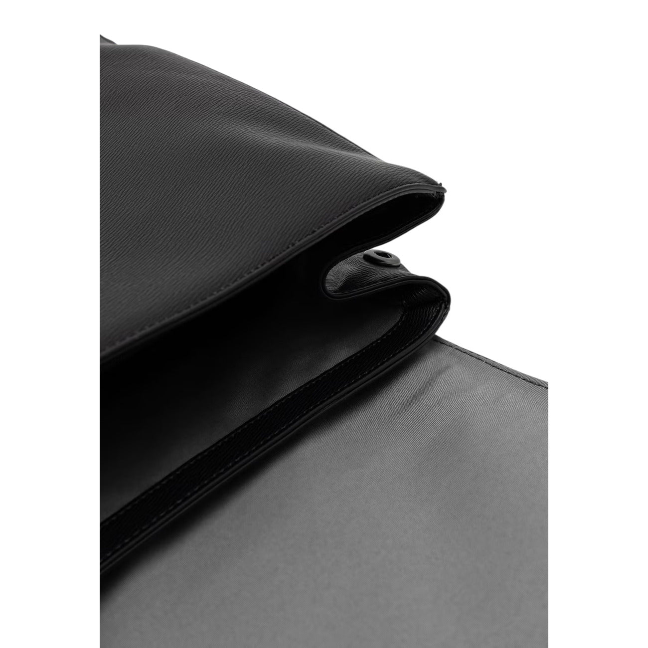 Zaino Flap Calvin Klein Emblem; Nero. 100% Poliuretano, chiusura a pattina con cerniera, tasca frontale zippata, schienale tecnico traspirante. Dimensioni generose (29x42 cm), stile minimal-urbano 4 stagioni.