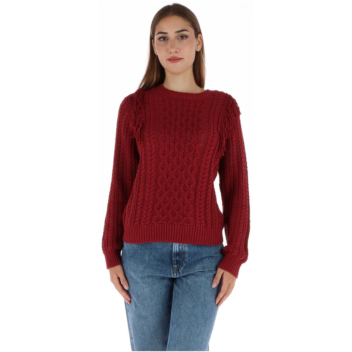 Maglione rosso donna Pepe Jeans PL7000183. Maglia lavorata ad intreccio in cotone e acrilico con dettagli frange sulle spalle e maniche a palloncino.