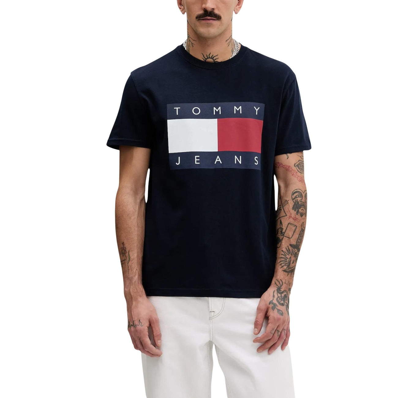 T-shirt Tommy Jeans Flag Badge; 100% Cotone. Regular fit, girocollo, logo ricamato. Maglia uomo in jersey di alta qualità, fresca e versatile per tutto l'anno. Colore blu scuro vista frontale 