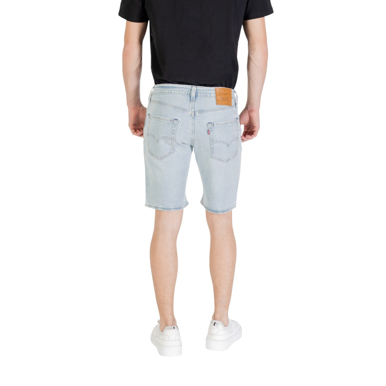 Bermuda Levi's 405 Standard Shorts, colore denim First Name, 99% cotone e 1% elastane; shorts a vita media con vestibilità regular e chiusura a bottone e zip. Vista posteriore 