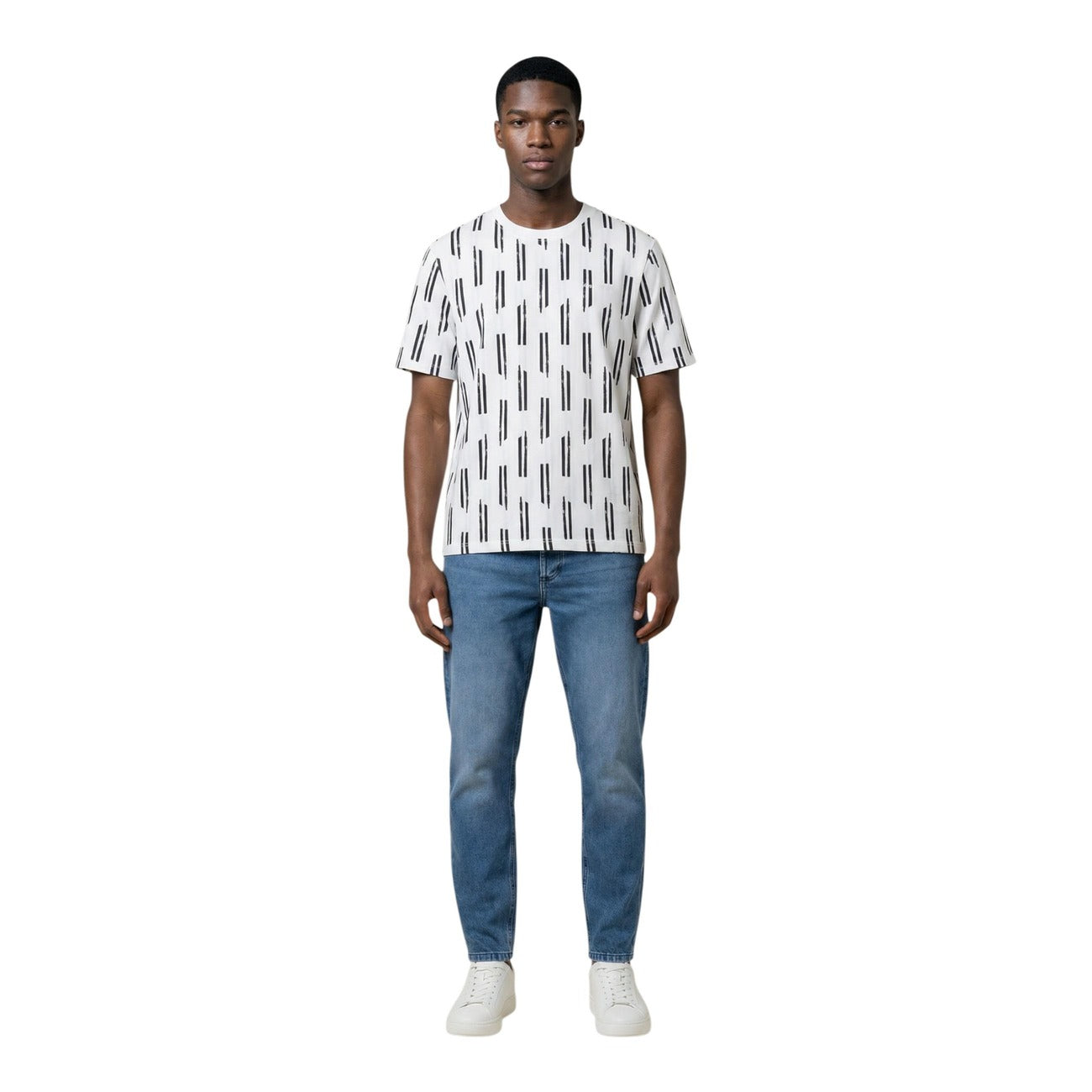 T-shirt Antony Morato uomo bianca con stampa geometrica maniche corte - vista frontale figura intera indossata da modello
