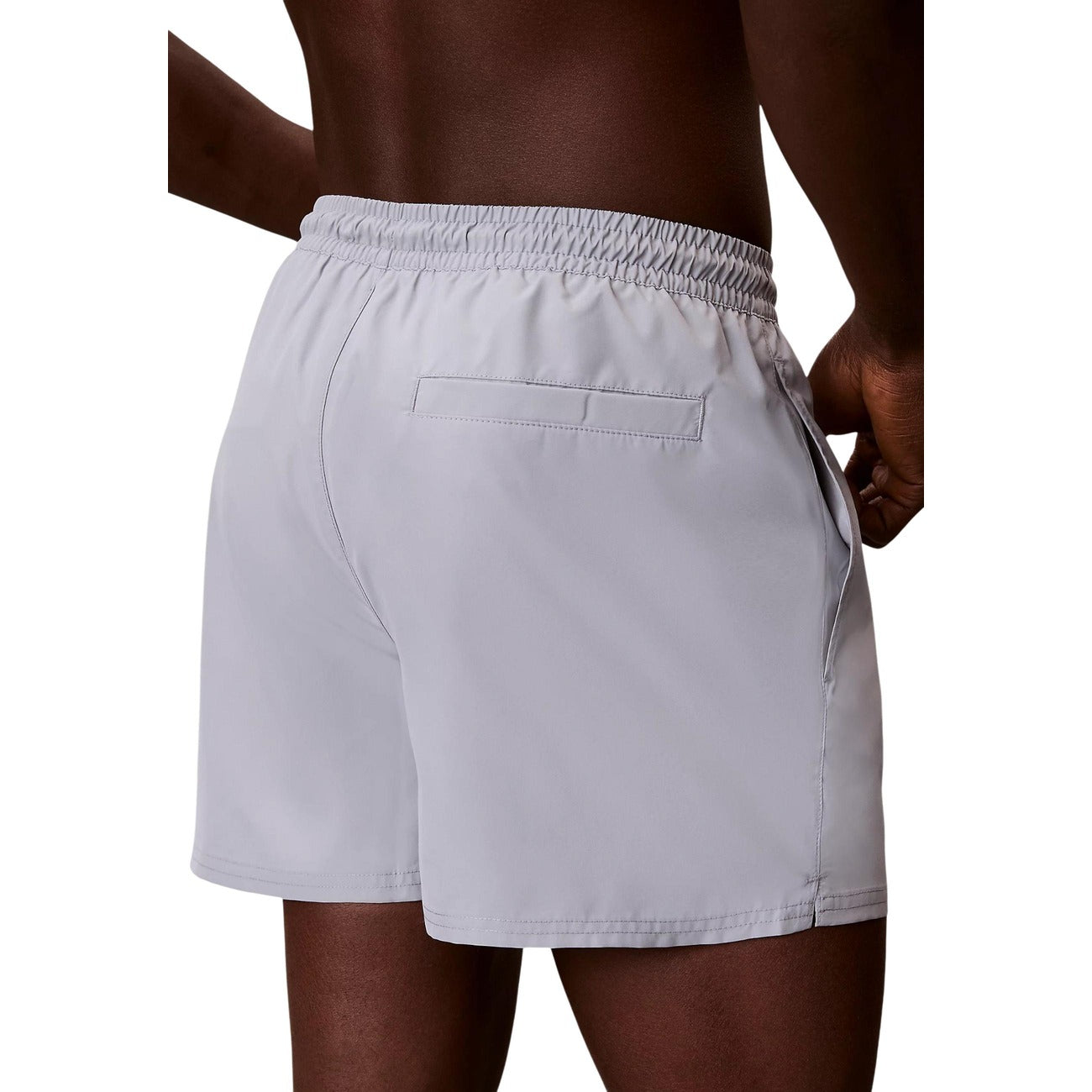 Costume Boxer Grigio Calvin Klein; 100% Poliestere Riciclato. Asciugatura rapida, vita con coulisse, logo sulla gamba. Stile mare minimale ed ecosostenibile.