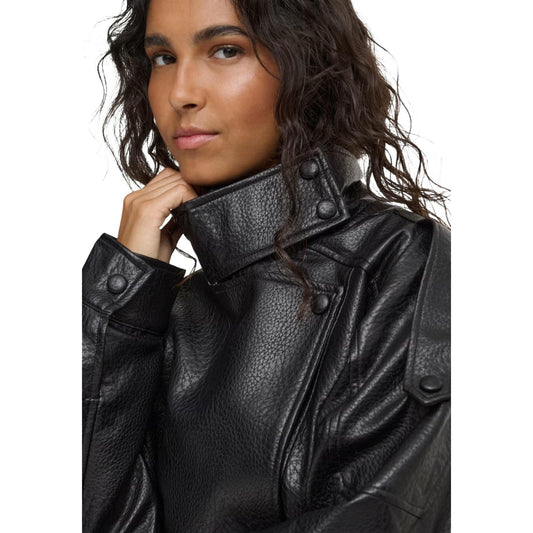 Giacca bomber ecopelle Jacqueline De Yong nera donna 15382263. Giubbino nero autunno/inverno effetto pelle con collo alto, bottoni, zip e fodera colorata per outfit outdoor.