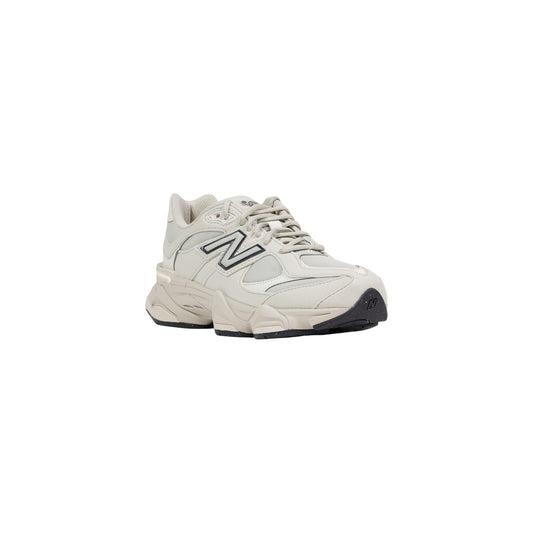 New Balance 9060 G90607GY; 100% suede grigio, suola strutturata, cuciture a vista. La sneaker chunky definitiva per comfort e stile quotidiano. Vista frontale 