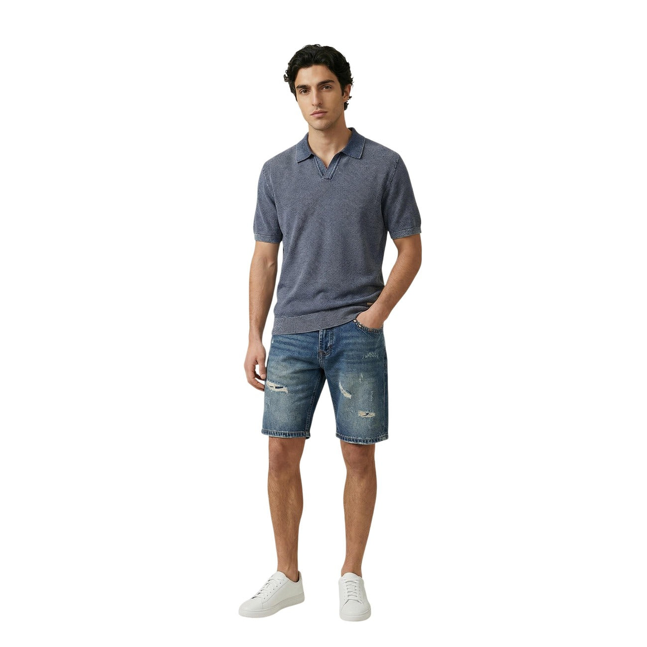 Gianni Lupo GL6516Q Bermuda; denim effetto vintage con strappi, 96% cotone. Shorts cinque tasche dal taglio moderno e vestibilità confortevole. Vista frontale figura intera 
