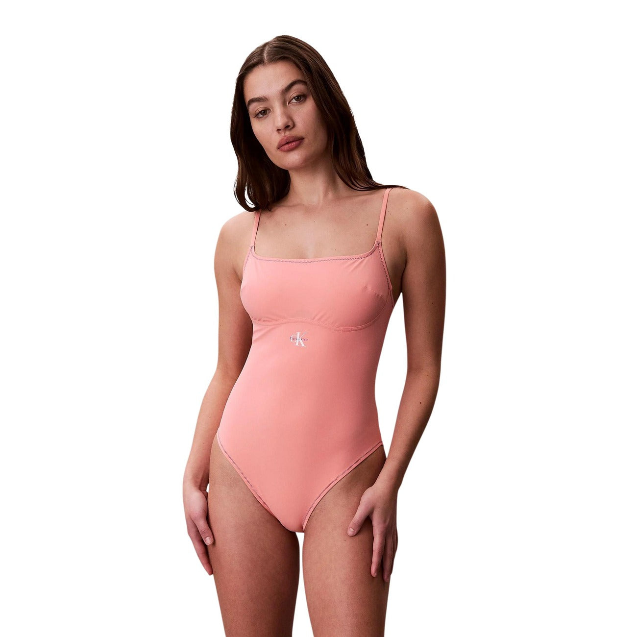Costume Intero Calvin Klein; rosa con logo. 33% Elastan per un effetto modellante. Spalline regolabili, imbottitura rimovibile, asciugatura rapida. Stile sport-chic ecosostenibile.