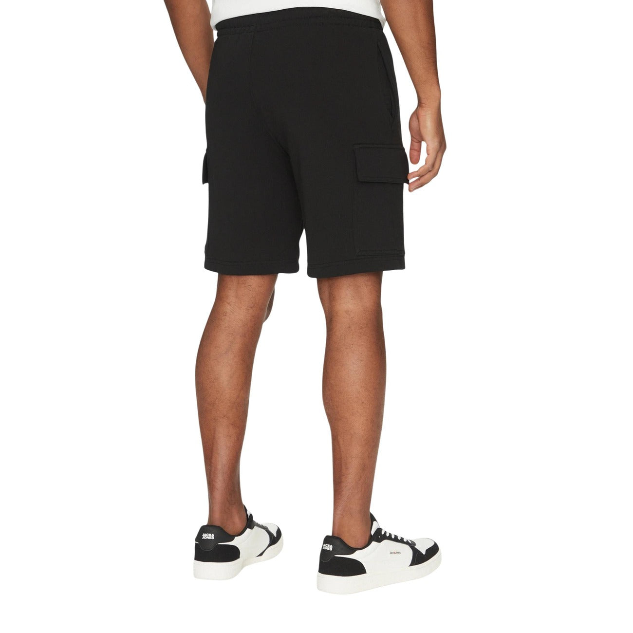 Lacoste Shorts neri GH9743; 100% cotone, vita elastica, tasca laterale cargo e logo iconico. Comfort e stile casual premium. Vista posteriore 