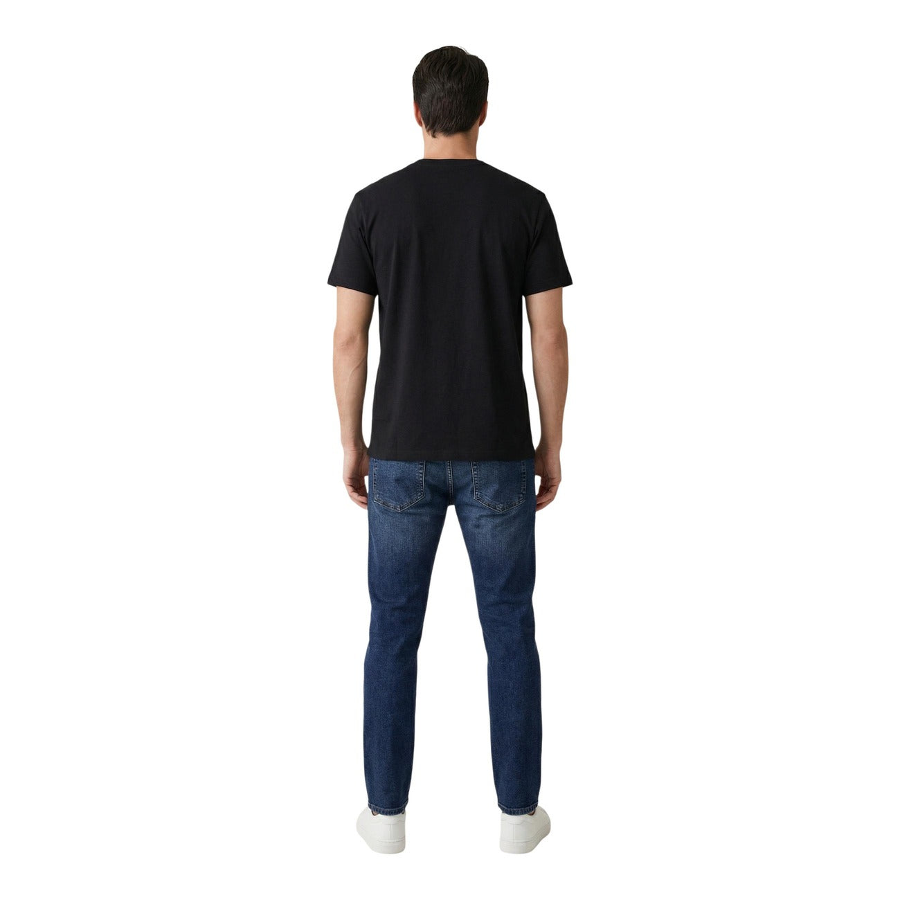 T-shirt Calvin Klein Jeans; 100% Cotone. Vestibilità regolare, logo frontale a contrasto, maniche corte. Maglia uomo traspirante, resistente e iconica per la stagione PE26. Colore nero vista Posteriore 