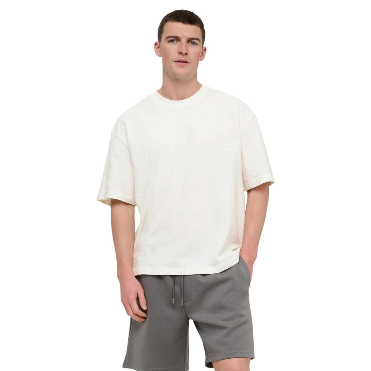 T-shirt bianca Only & Sons Onslenny Ovz, vestibilità oversize in 100% cotone, maniche corte e linea ampia; capo basic essenziale per uno stile maschile moderno. Vista frontale