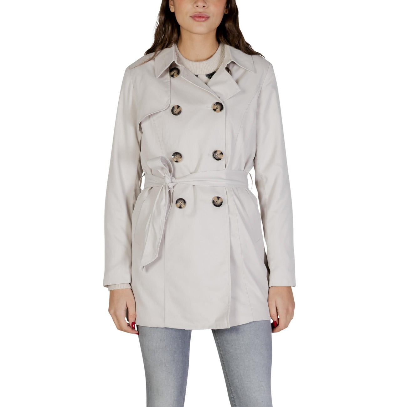 Giacca Only donna bianca trench con bottoni doppiopetto cintura tasche 100% poliestere - vista frontale indossata da modello figura intera
