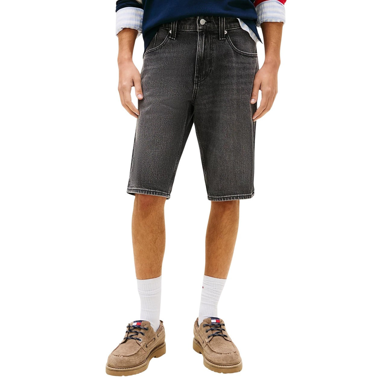 Shorts Tommy Jeans Ronnie Slim; 99% Cotone. Denim leggero 11,8 oz, baffature frontali, fit aderente. Pantaloncini uomo stretch, traspiranti e rifiniti per la PE26. Vista frontale 