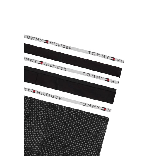 Pack 3 Boxer Trunk Tommy Hilfiger; Nero + Stampa Geometrica. 95% Cotone Rigenerato, fascia elastica con logo tricolore, vestibilità aderente. Traspiranti, sostenibili e dal design moderno. 