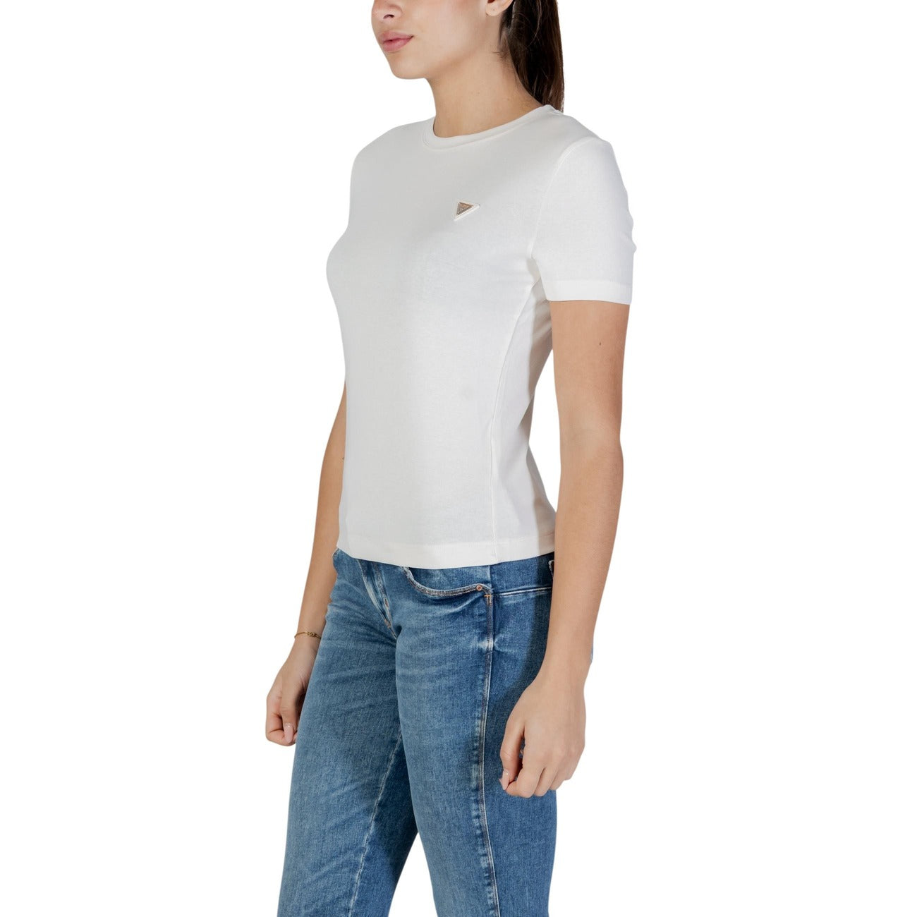T-shirt Guess Active donna bianca manica corta - vista laterale indossata
