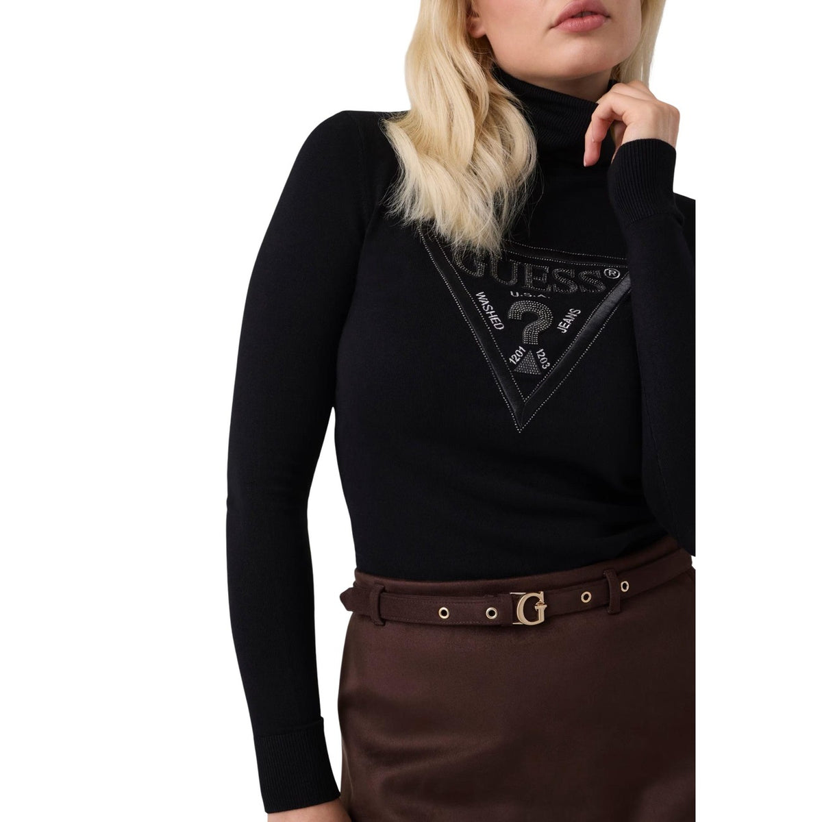 Maglione dolcevita nero donna Guess LS TN HALLIE TRIANGL. Maglia collo alto aderente con logo strass autunno inverno.