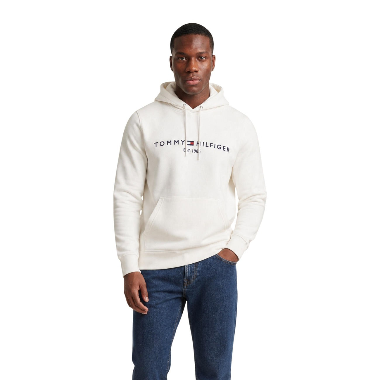 Felpa Tommy Hilfiger uomo con cappuccio e logo heritage. Felpa pesante in misto cotone con tasca a marsupio frontale, cappuccio con coulisse a contrasto e dettagli iconici del brand, abbigliamento uomo autunno inverno.