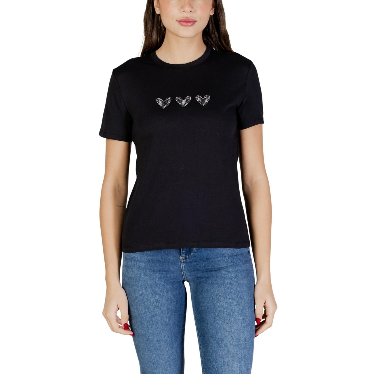 T-shirt Only donna nera con applicazioni cuori - vista frontale indossata da modello
