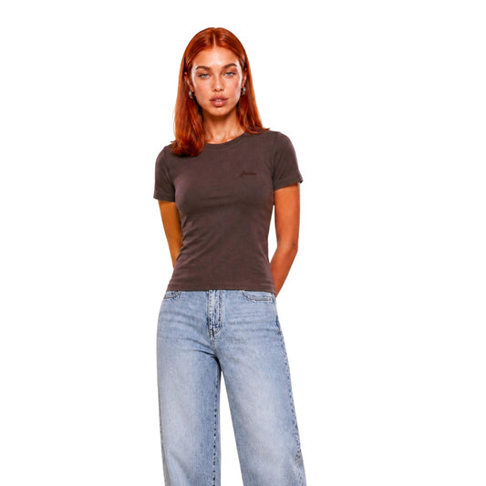 T-shirt Guess Active donna marrone modello V6YI02 K4259. Maglietta a maniche corte slim fit in jersey di viscosa stretch con scollo tondo e logo Guess ricamato sul davanti, t-shirt sportiva leggera e casual per il tempo libero e l'allenamento.