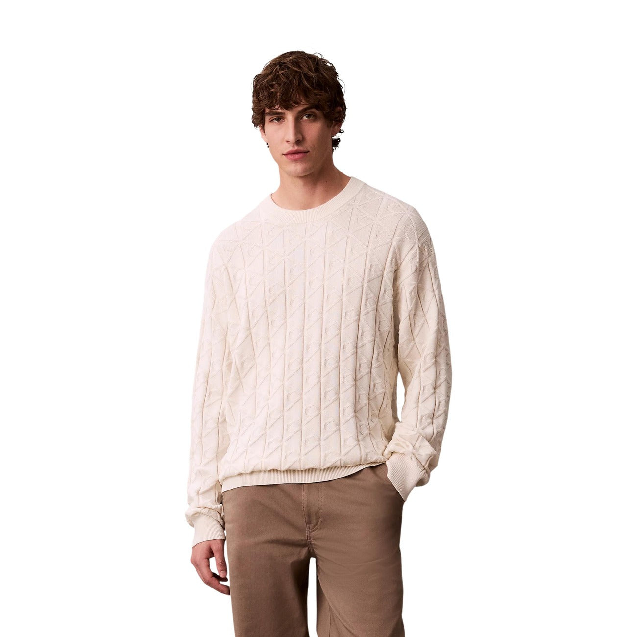 Maglione Relaxed Calvin Klein; Logo All-Over. 100% Cotone. Girocollo, finiture a costine, vestibilità comoda. Design d'autore minimale e ricercato. Vista frontale 