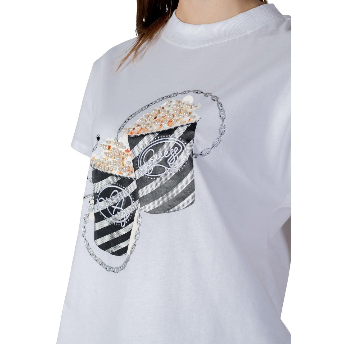 T-shirt Guess Bianca Popcorn; 100% Cotone. Stampa grafica con dettagli a catena, vestibilità regular, maniche corte. Tessuto leggero e traspirante, stile pop-casual. Dettaglio stampa 
