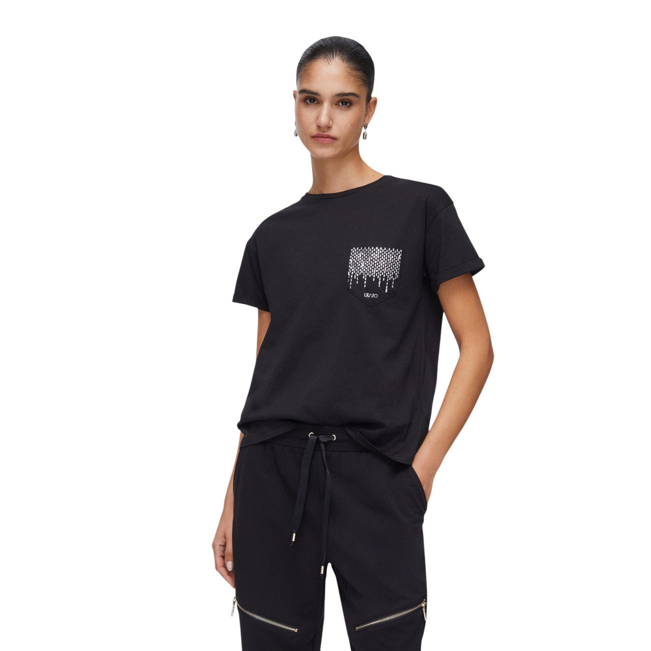 Liu Jo T-shirt ECS Moda; maglietta nera in cotone con tasca logata e logo in rilievo. Vestibilità comoda, traspirante e di tendenza. Vista frontale 