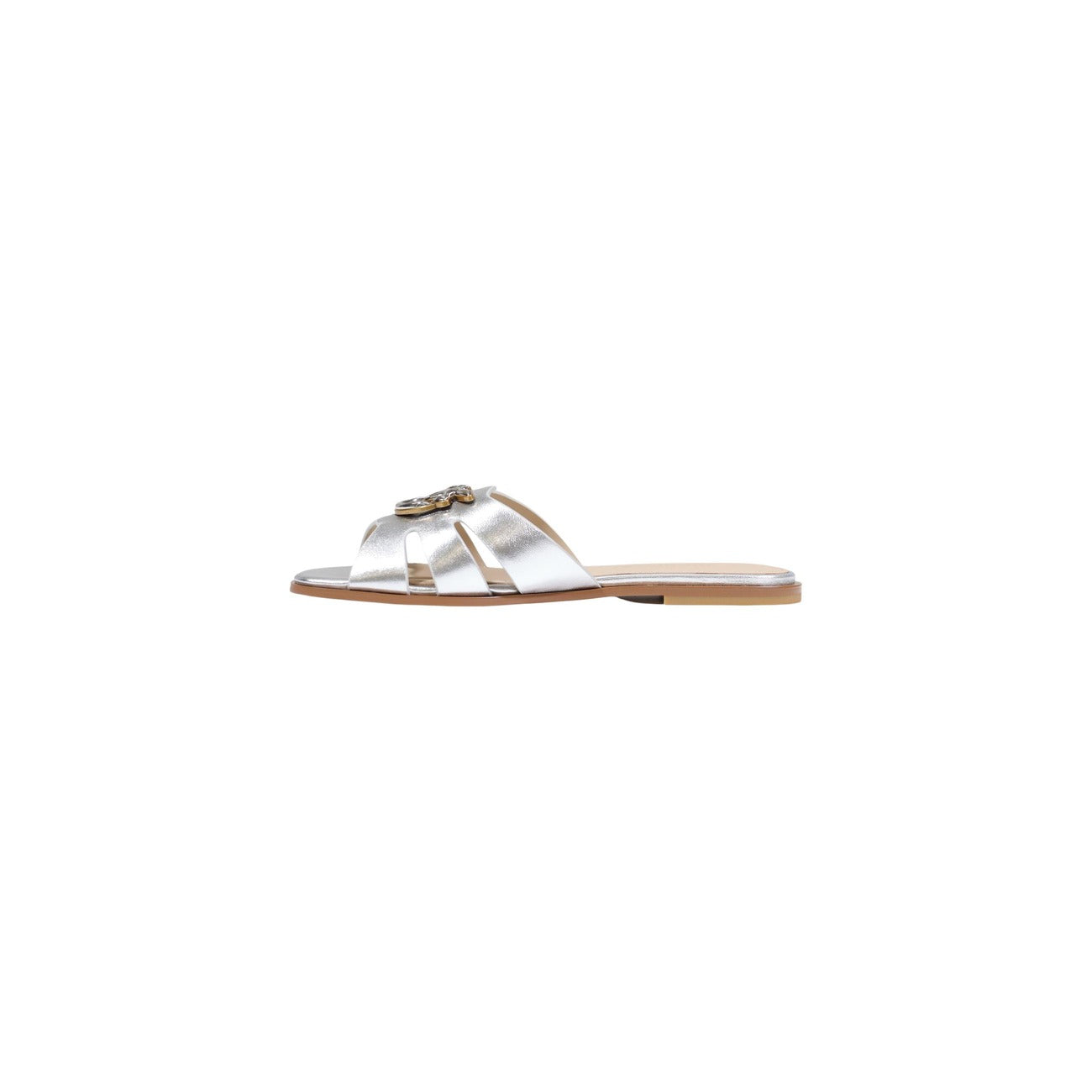 Ciabatte Pinko Milly 04 Argento; 100% Pelle. Fascia incrociata con logo metallico, suola piatta 1 cm, rivestimento interno in pelle. Stile sofisticato e versatile, ideale per outfit estivi ricercati. Laterale 