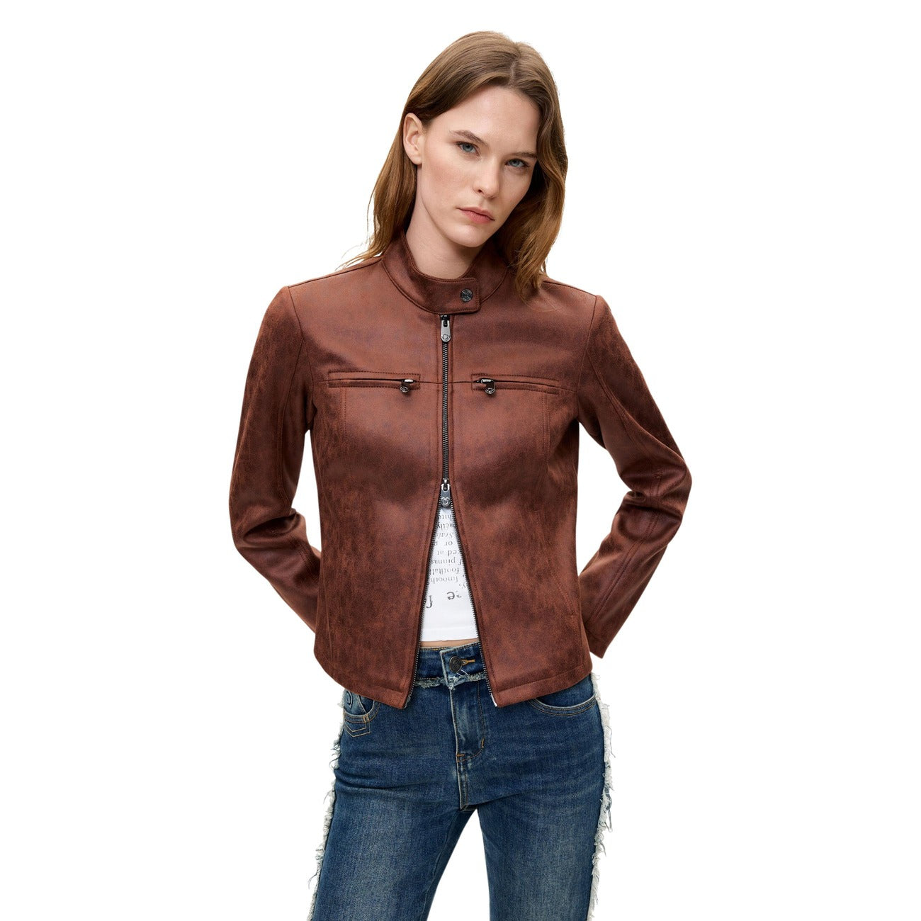 Giacca biker Desigual donna marrone modello CHAQ_BIKERCY. Giubbotto effetto pelle da donna con collo alla coreana, zip e tasche anteriori stile urban rock contemporaneo.