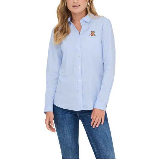 JDY Camicia Jdymio Embroidery; camicia azzurra con righe bianche in cotone stretch con mini orsetto ricamato. Stile essenziale e femminile, perfetta per ogni stagione. Vista frontale 