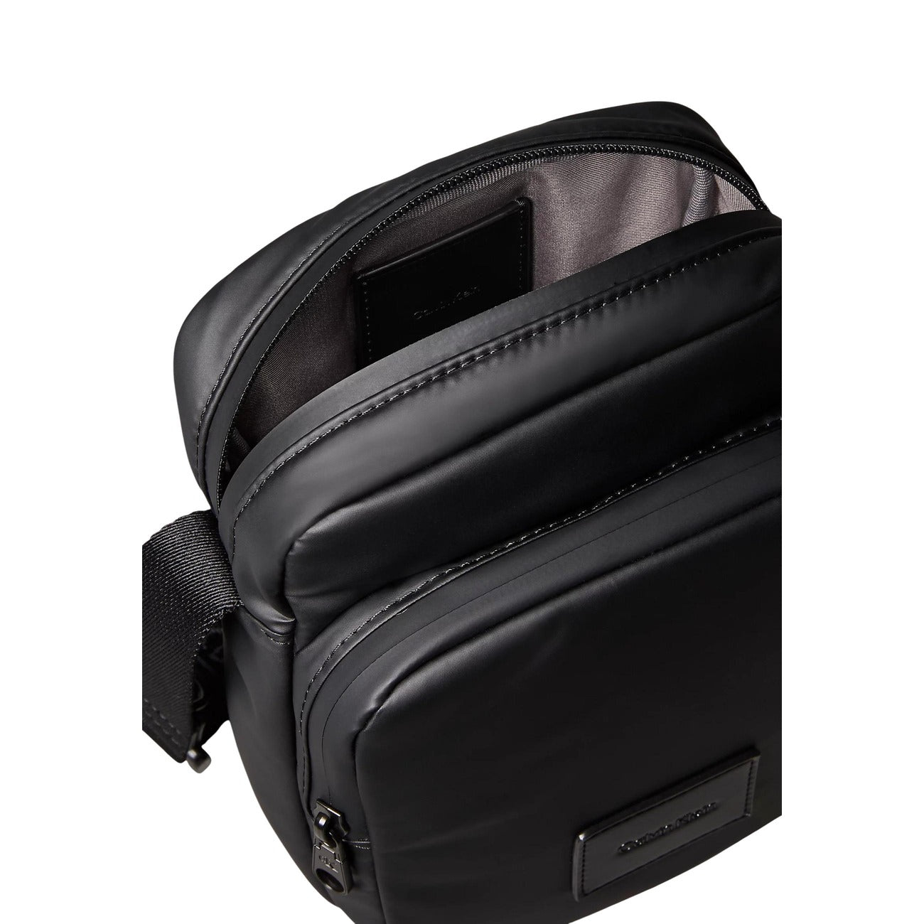 Tracolla uomo Calvin Klein Puffer Utility; 60% Poliestere Riciclato. Design imbottito, tasca frontale zip, logo CK. Borsa reporter compatta, resistente e sostenibile. Vista dall’alto 