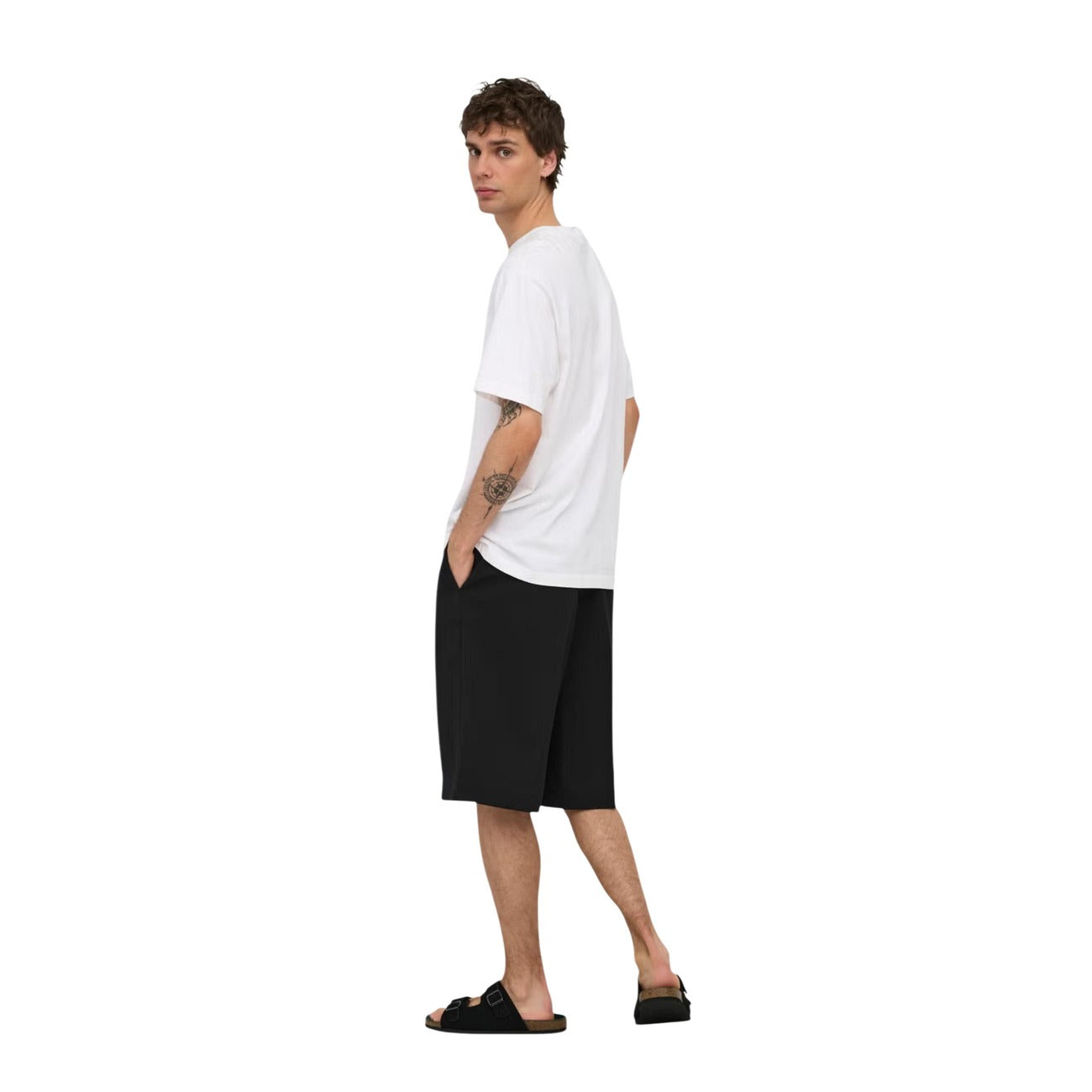 Bermuda Neri Loose Tailored Only & Sons; 78% Poliestere Riciclato. Vestibilità ampia, dettagli sartoriali, tessuto elasticizzato e leggero. Eleganti, sostenibili e freschi per l'estate. Figura intera posteriore 