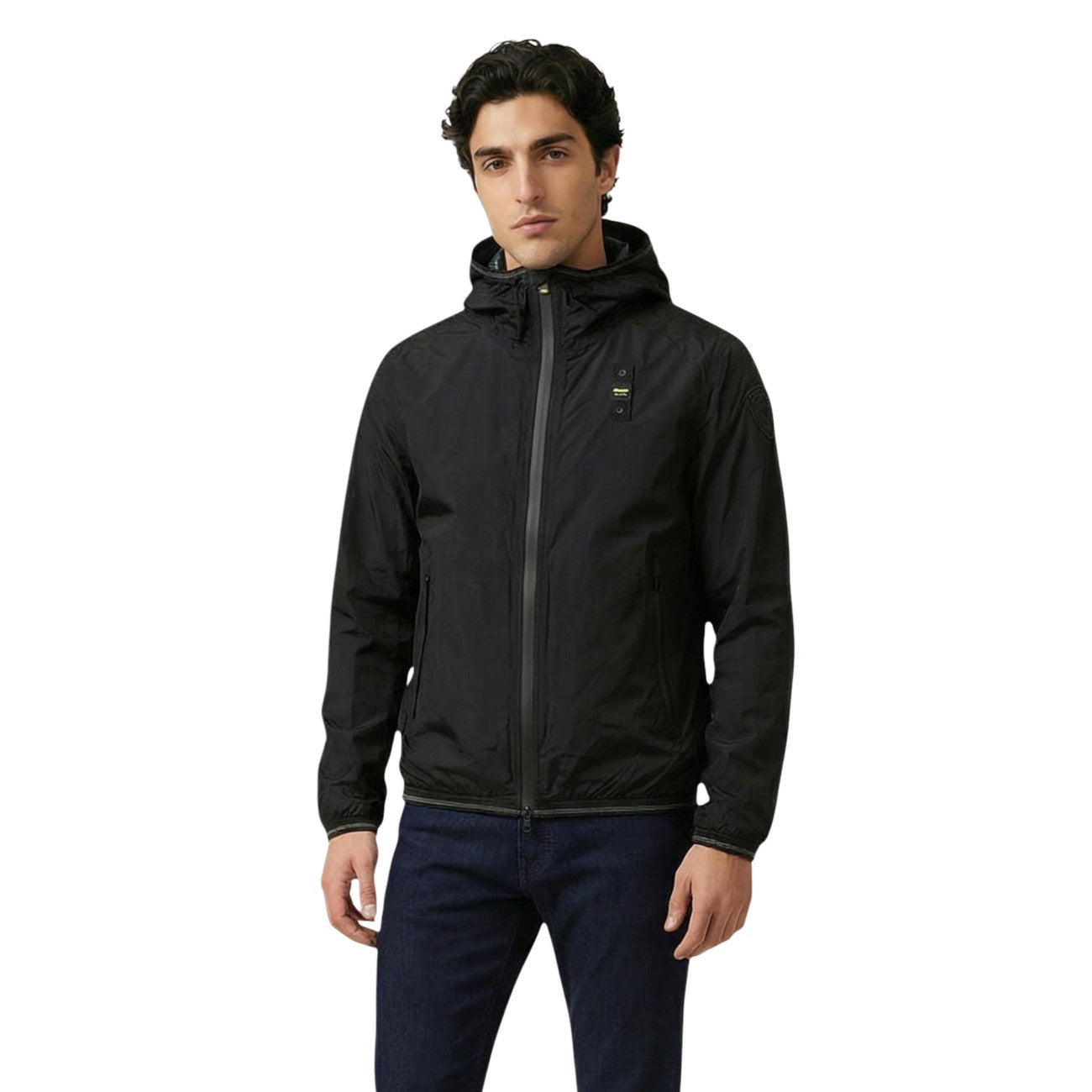 Giacca Blauer uomo nera con cerniera maniche lunghe scollo alto cappuccio tasche anteriori 95% poliammide 5% elastan - vista frontale indossata da modello figura intera
