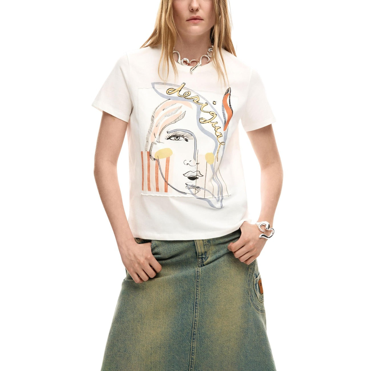 T-shirt Desigual donna bianca con stampa colorata maniche corte scollo tondo 100% cotone - vista frontale indossata da modello figura intera
