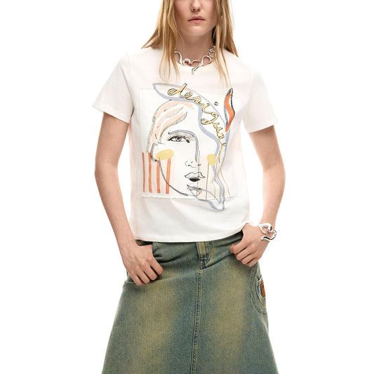 T-shirt Desigual donna bianca con stampa colorata maniche corte scollo tondo 100% cotone - vista frontale indossata da modello figura intera
