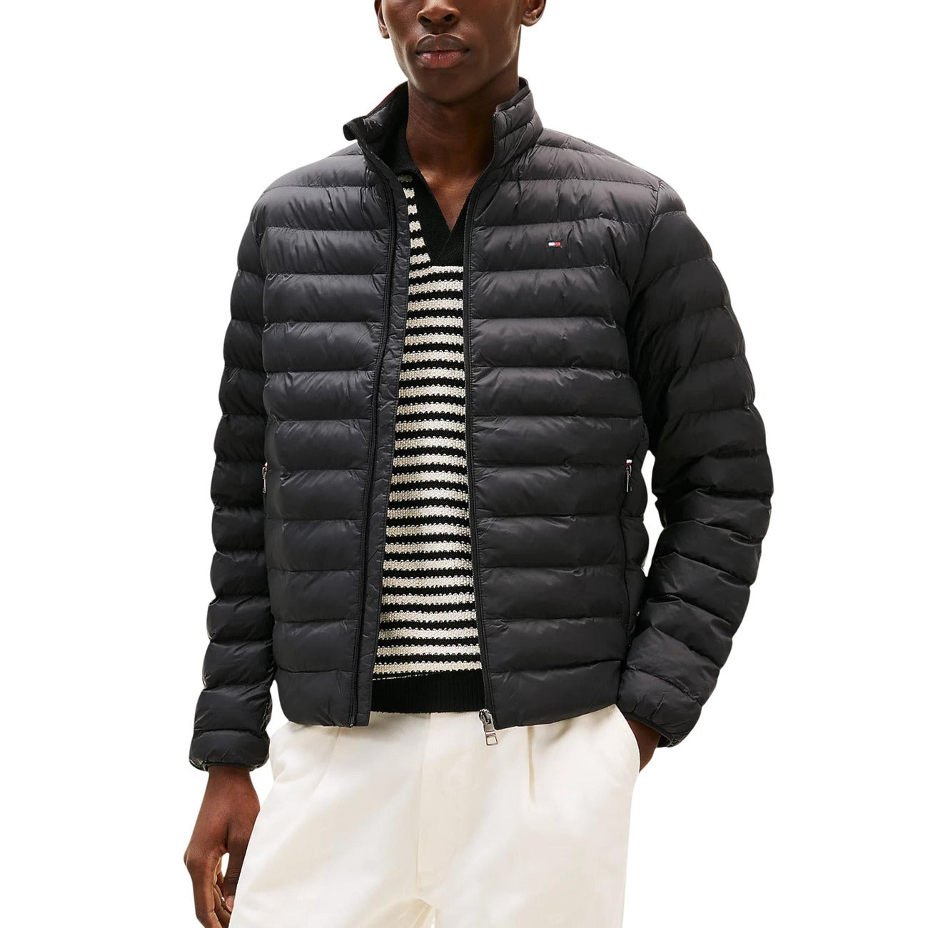 Tommy Hilfiger Packable Jacket; 100% nylon, motivo trapuntato, logo iconico. Giacca leggera isolante e richiudibile, perfetta per il viaggio. Colore nero. Vista frontale
