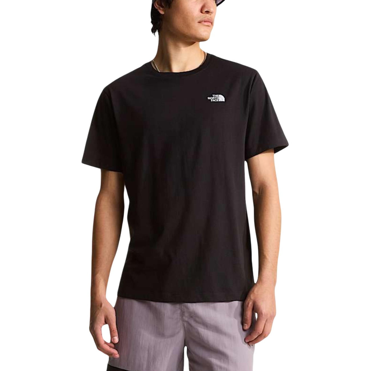 T-shirt The North Face uomo nera con logo maniche corte - vista frontale indossata da modello
