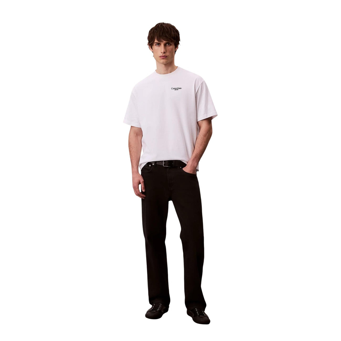 T-shirt Calvin Klein Jeans Bianca; 100% Cotone. Logo piccolo applicato, maniche corte, girocollo. Vestibilità regular, tessuto leggero e traspirante. Stile casual premium. Vista frontale figura intera 