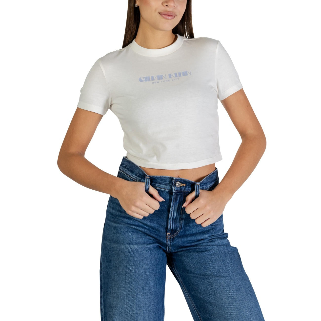 T-shirt corta logata Calvin Klein; 100% cotone, relaxed fit, taglio crop, maniche corte. Stile iconico e confortevole. Colore bianco 