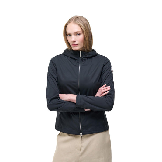 Giacca Colmar Originals nera donna 1964 6ZB. Giubbotto leggero da donna nero con cappuccio avvolgente, chiusura zip integrale, orlo rifinito e logo Colmar sulla manica, giacca mezza stagione casual e sportiva.