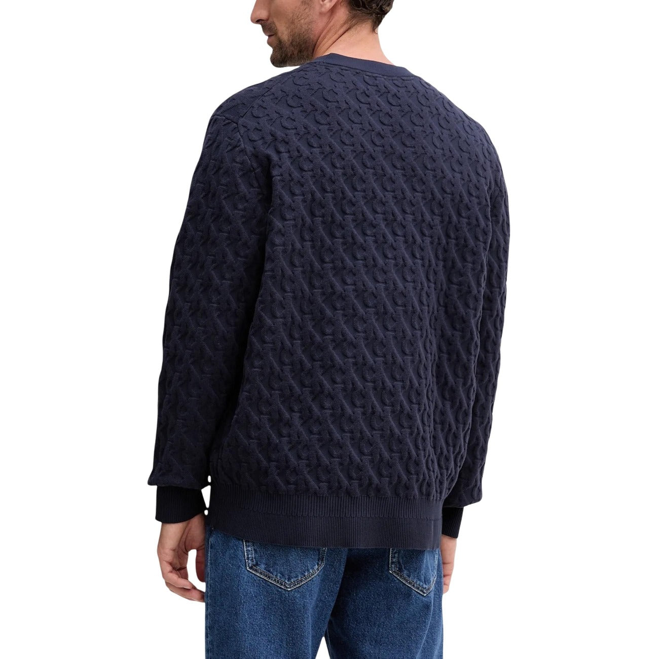 Maglione CK Jeans Monogram; Misto Cotone. Lavorazione jacquard in rilievo, girocollo, bordi a costine. Design moderno, traspirante e resistente. Stile iconico per l'Autunno/Inverno. Vista posteriore 