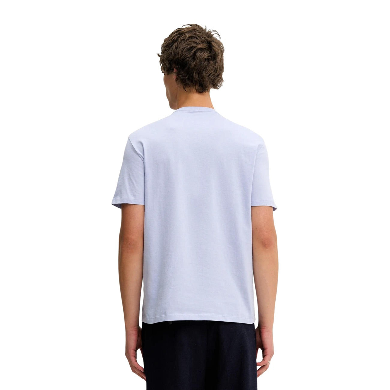 T-shirt CK Jeans NYC; 100% Cotone. Vestibilità regolare, logo New York City frontale, maniche corte. Maglia uomo fresca e iconica per la stagione PE26. Colore lilla vista posteriore 