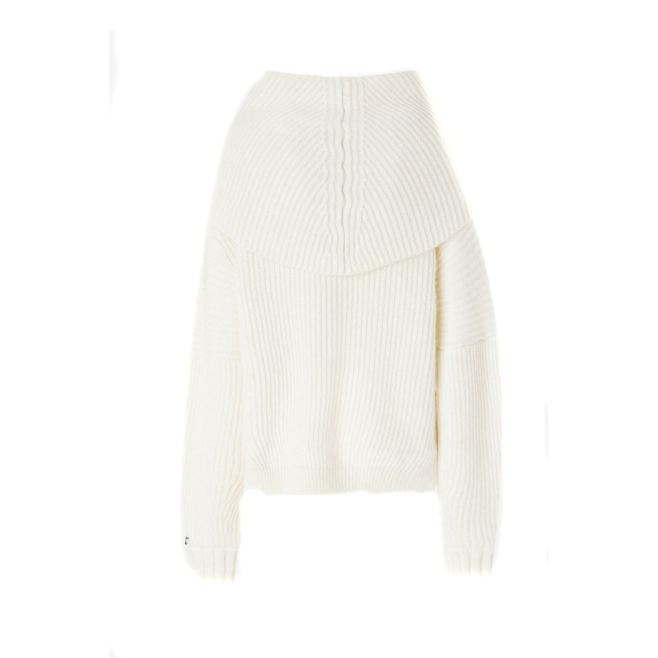 maglione bianco da donna, modello "Sphynx" di Pinko, realizzato in misto mohair lavorato a coste con un ampio collo sciallato e patch logo sulla manica. 
Vista posteriore 