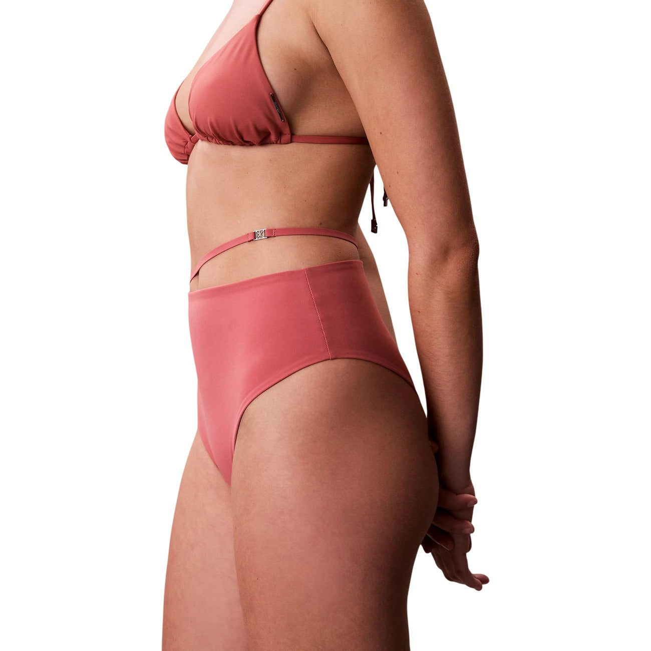 Slip Bikini Vita Alta Calvin Klein; Rosa. Tessuto asciugatura rapida, cintura asimmetrica con logo metallico. Interamente foderato, vestibilità modellante e stile ricercato. Laterale 