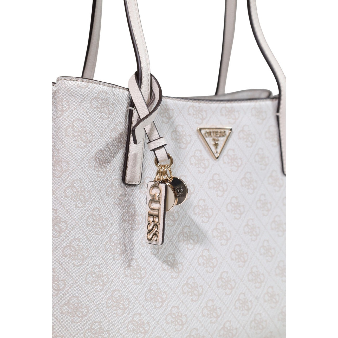Borsa Shopper Grande Donna Bianca Guess Anadela; Struttura 100% poliuretano con motivo logo all-over e chiusura a zip. Triplo scomparto interno, manici lunghi a spalla e charm coordinato, stile elegante 4 stagioni. Dettaglio 
