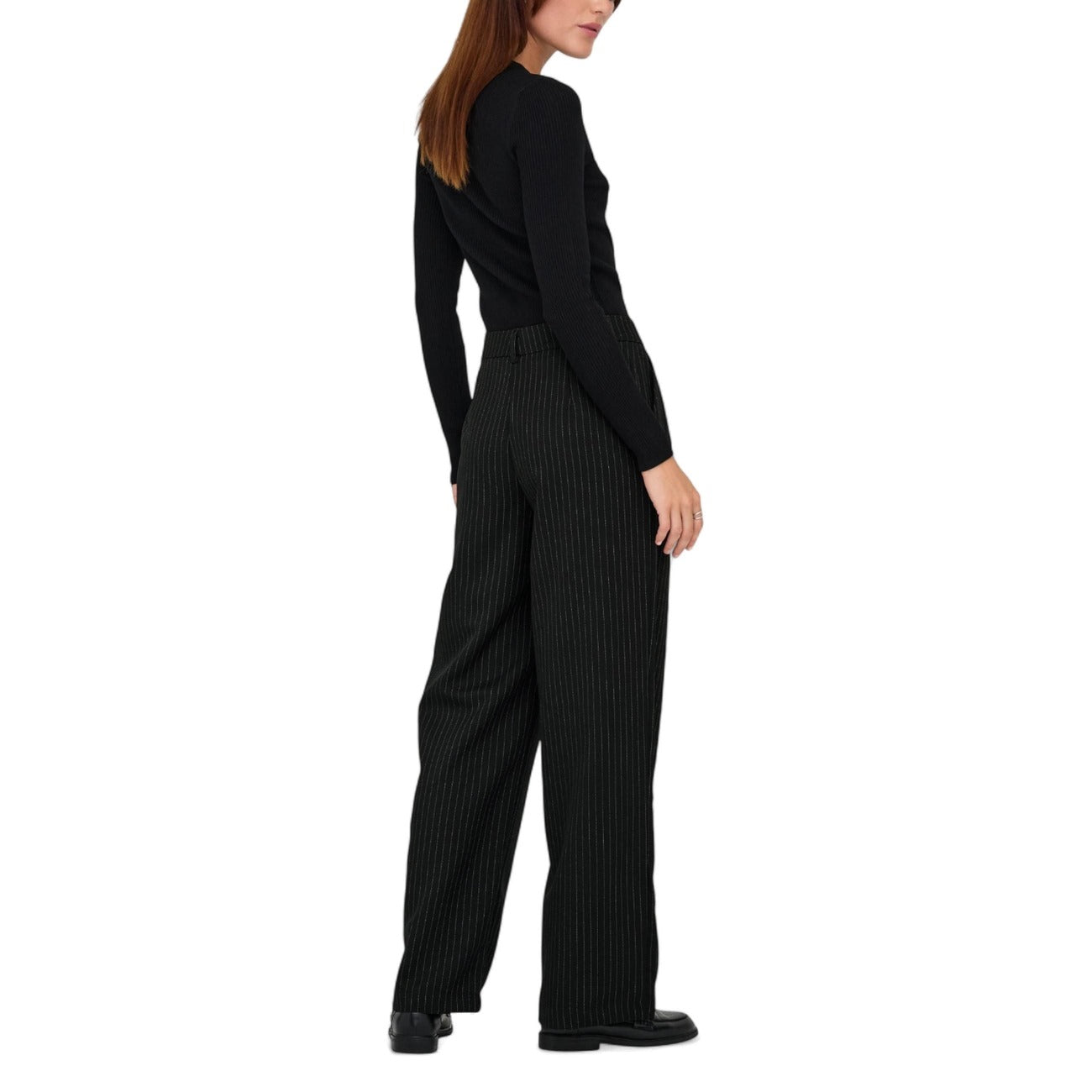 Only Pantaloni Palazzo Gessati nero. vita alta con pinces, tessuto fluido e sostenibile. Design slanciante con riga verticale, perfetto per un guardaroba professionale e moderno. Vista posteriore figura intera 